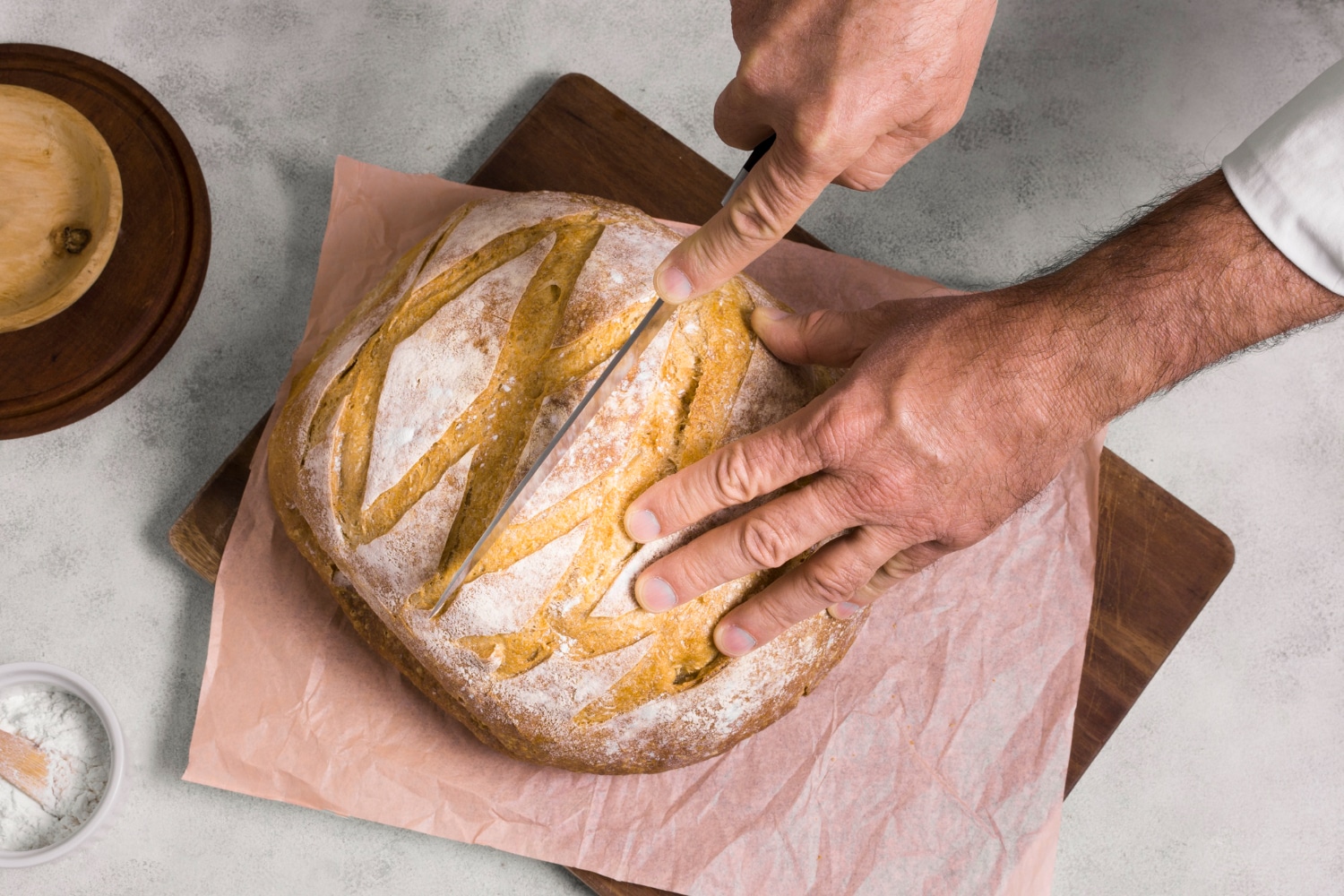 El Arte del Greñado: Cómo Hacer Cortes Bonitos en tu Pan para que Abra Perfecto en el Horno (¡El Toque Final que Transforma tu Hogaza!) - 10